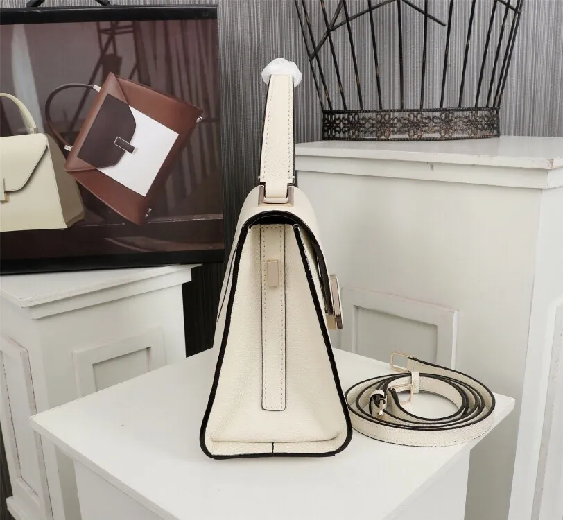 In stock👉Original small size off-white👉Valextra Valextra Iside, known as Italian Hermès, is one of Valextra's most representative designs. There is no obvious logo, but the simple collective line design is very recognizable, full of architectural art, and shows a capable and intellectual style. It is made of imported palm-print lining cowhide, with up to five stitches of handwork, and the shiny oil edges test the skill of the craftsman. Small size: 22Cm